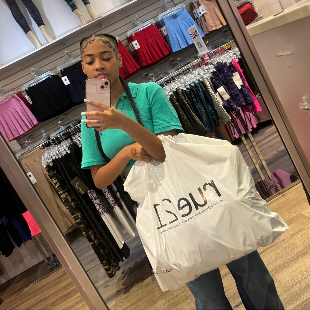 Meet your Posher, Ari